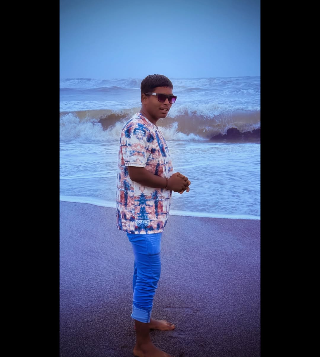 पलट कर देखने की आदत नही हमारी अलविदा कहने वाले आज भी इंतजार मे है 😎❤️😎