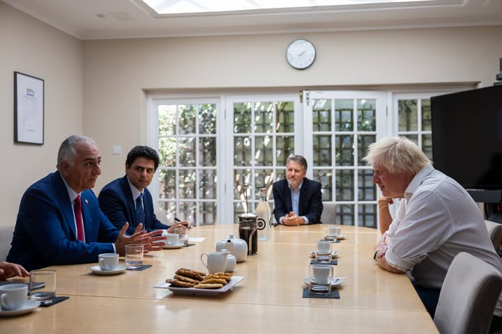 .
Boris and I agree.
The barbaric Islamic Republic must end and the international community must support the Iranian people to break free from their oppression.
One day soon I hope to welcome you to Tehran.
من و بوریس جانسون در این موضوع همنظر هستیم: رژیم وحشی جمهوری اسلامی باید به پایان برسد، و جامعه جهانی وظیفه دارد از مردم ایران پشتیبانی کند تا از بند سرکوبگران خود رها شوند.
امیدوارم بهزودی در تهران، در ایرانِ آزاد، به شما خوشامد بگویم.
@borisjohnsonuk