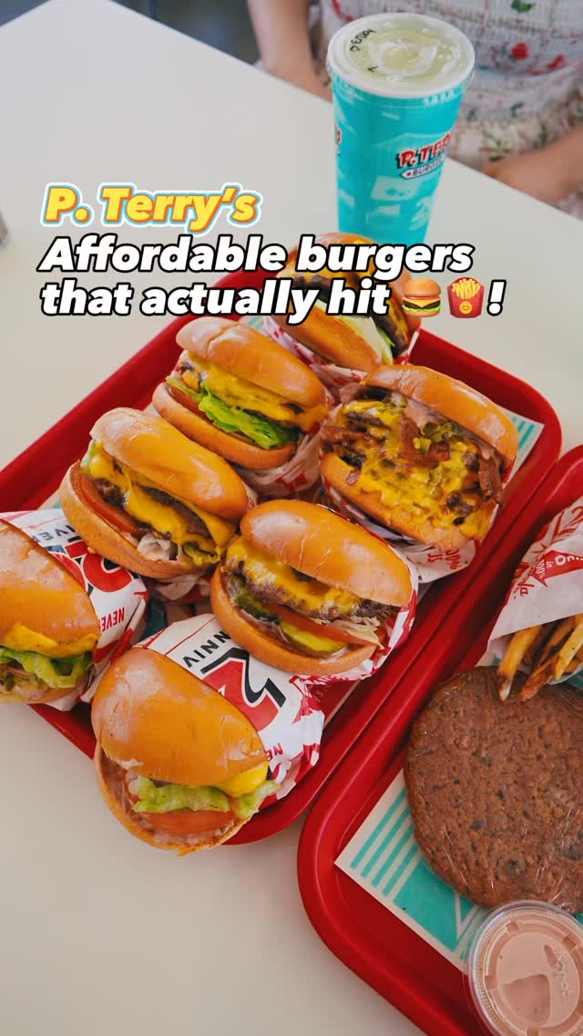 Affordable burgers that actually hit 😮💨🍔🍟!! P. Terry’s Burger Stand has quietly popped up around the Houston area (Richmond and Spring, with more coming soon), and honestly, it’s one of the most budget-friendly spots with seriously good burgers. A cheeseburger for $3.65?? Double cheeseburger $5.25?? All made with 100% Black Angus beef. And don’t skip the crispy chicken burger ($5.10) or the chicken bites ($5). The fries are hand-cut from Idaho Burbank potatoes and always come out hot, fresh, and perfectly crispy. The oatmeal chocolate chip cookies and shakes are a must get too. Also, this month marks their 20th anniversary, so it’s the perfect time to check them out if you haven’t yet!
📍: @p_terrys (Richmond, Spring, & more coming)
🍟: Fries & Shakes
🍪: Oatmeal Chocolate Chip Cookie
🍔: Cheeseburger, Double Cheeseburger
🐔: Crispy Chicken Burger & Chicken Bites
👇🏼 TAG A FRIEND TO GO WITH!