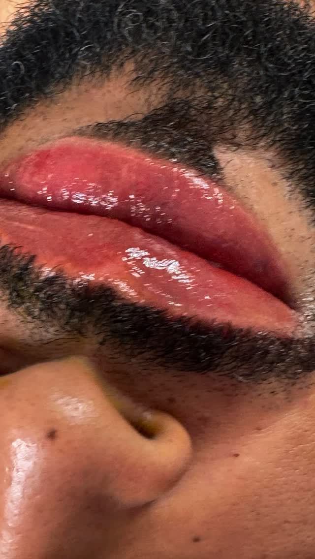 💄 Lips Blush Masculino – Neutralización de labios 👨✨
¿Tienes los labios con un tono oscuro y te gustaría lucir un color más uniforme y saludable?
La neutralización de labios en hombres es un tratamiento profesional que mejora visiblemente la tonalidad natural de la lámina labial sin dolor y con resultados duraderos. 🙌
✔️ No duele
✔️ Curación rápida
✔️ Resultado natural
✔️ Ideal para quienes quieren cambiar el tono oscuro o apagado de sus labios
✔️ Duración de hasta 3 años
✔️ Retoque entre los 2 a 3 años (según el estado de la lámina labial)
🌟 Este tratamiento es discreto, seguro y efectivo, pensado especialmente para realzar tu apariencia sin perder tu esencia masculina.
📩 Escríbeme para agendar tu evaluación personalizada o resolver cualquier duda. ¡Es momento de lucir unos labios más sanos, uniformes y con vida!
#NeutralizaciónLabial #LipsBlushHombres #LabiosNaturales #CuidadoLabial #LaminadoLabial #EstéticaMasculina #PerfectBrowsByLucy
#cejasypestañas #perfectbrows