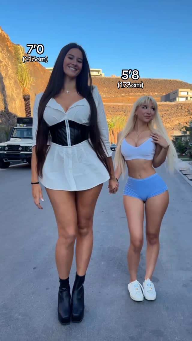Tall or short?🤍 be honest…
.
.
.
#heightdifference #tall #short #friends #dating
