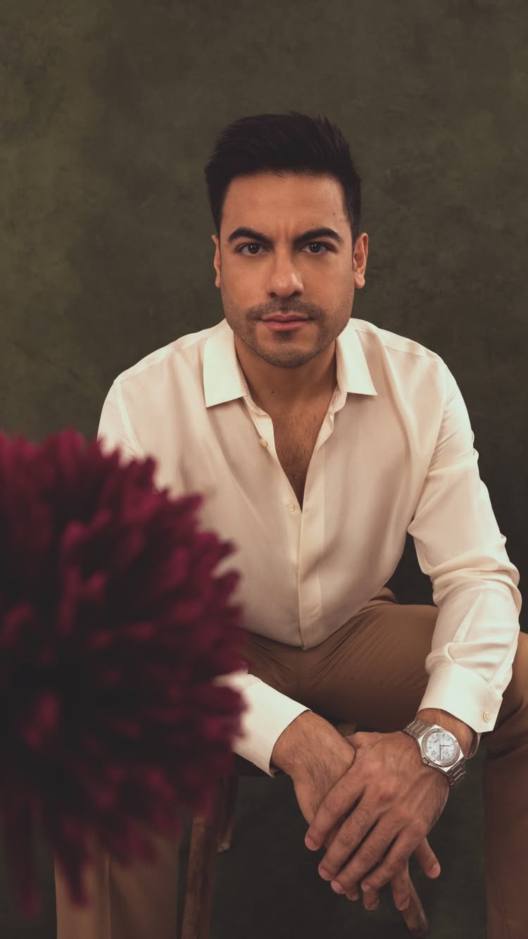 “Me siento como si estuviera empezando otra vez, pero con la experiencia de todo lo que ya viví” @carlosrivera
Del arte al amor, y del impulso a la evolución: una historia que se escribe con el tiempo, junto a @iwcwatches_mexico
“¿Qué significa el amor?” Para Carlos Rivera , la respuesta no está escrita, se siente. Puede ser quien tú elijas: tú mismo, tu hijo, tu pareja, tu mascota...Este nuevo álbum no busca definir el amor, sino acompañarte a descubrir el tuyo.
Editor en Jefe @bienfufurufo
Fotografía @enriqueleyva_
Dirección Creativa @edu.espejo
Styling @fernan.mx
Grooming @robbielikemargot
Coordinación de Moda @srhmendoza & @dancorreaal
Asistente de Foto @ojo_zrt
Asistentes de Moda @marareyesd & @nathaliaburruel
Asistente de Coordinación @michellgn_
Agradecemos a @studio_selinus las facilidades otorgadas para el uso de sus instalaciones.
Agencia @3managementmx
Entrevista Completa | Link en Bio ☝🏾
Pre-order NOW | Link en Bio ☝🏾
#perchamagazine #CarlosRivera #cover #lookmasculino
