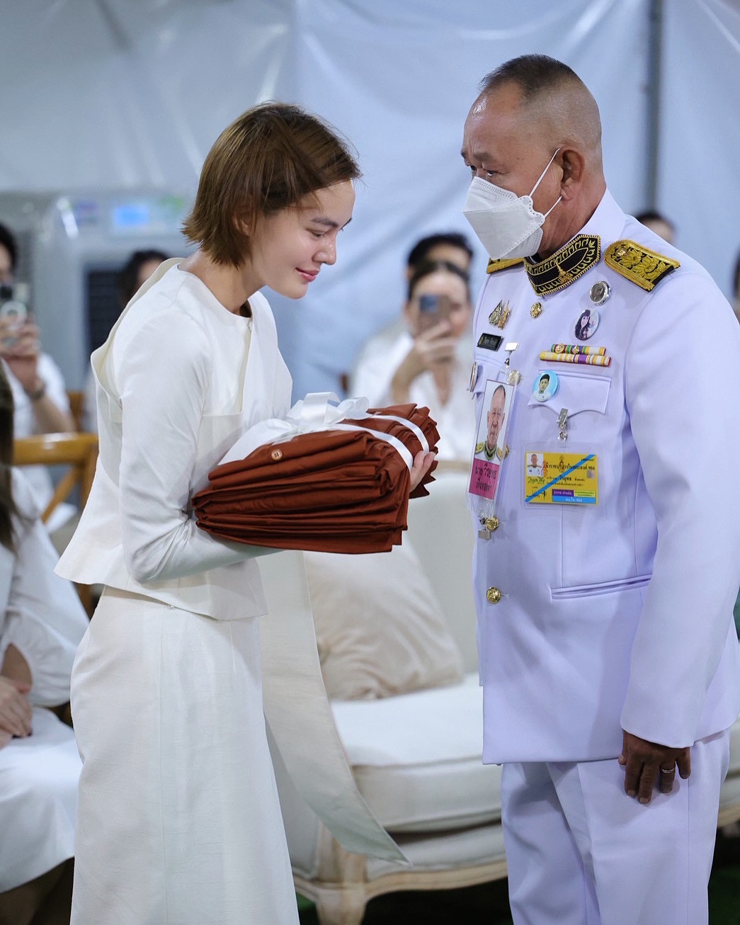 ในวันนี้ ข้าพเจ้าขออนุโมทนาบุญในการอุปสมบท
อันเป็นมหากุศลอันยิ่งใหญ่ในชีวิต
และนับเป็นเกียรติสูงสุดที่ได้รับ ผ้าไตรพระราชทานจากทูลหม่อม
ซึ่งข้าพเจ้าสำนึกในพระมหากรุณาธิคุณอย่างหาที่สุดมิได้
การบวชในครั้งนี้ มิได้เกิดจากเพียงแรงศรัทธา
แต่เป็นความตั้งใจลึกซึ้งของข้าพเจ้า
ที่ต้องการ “วางทุกสิ่ง” และหันกลับมาอยู่กับความจริงภายใน
ข้าพเจ้าขออุทิศการบวชแด่
พระพุทธ พระธรรม พระสงฆ์
พ่อแม่ ครูบาอาจารย์
และผู้มีพระคุณทั้งในอดีตและปัจจุบัน
ขอบคุณทุกความรักที่เคยผ่านเข้ามาในชีวิต
ทั้งที่สมหวังและไม่สมหวัง
เพราะทุกสิ่งทุกอย่างได้หล่อหลอมให้หัวดวงใจนี้
รู้จักคำว่า “ให้อภัย” และ “วางลง”
ข้าพเจ้าขอให้แรงบุญแห่งการบวชครั้งนี้
ส่งผลให้ทุกท่านประสบความสุข ความสงบในจิตใจ
และขออนุโมทนาในกุศลจิตของทุกท่านที่มาร่วมเป็นสักขีพยานในวันนี้
ขออนุญาตกราบขอบพระคุณทุกท่านด้วยใจจริง
สาธุ
“ ธัมมกัลยาณี “