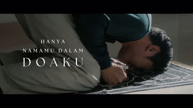 Kadang, rumah bukan lagi tempat yang utuh. Tapi di tengah runtuhnya segalanya, ada satu hati yang tetap bertahan. Demi cinta, demi keluarga, demi kehangatan yang pernah ada.
Temukan setiap luka yang tersembunyi dalam film Hanya Namamu Dalam Doaku, tayang mulai 21 Agustus 2025.
#HanyaNamamuDalamDoaku #HNDD #MencintaimuDalamDoa #OfficialTrailer