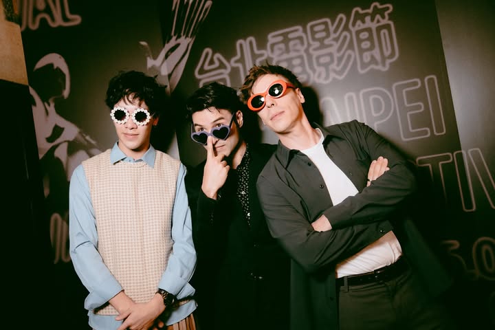 
🎥台北電影節《陌路兄弟》首映
這部電影對我來說,是一趟真實又情緒豐沛的旅程——不只是角色在尋找兄弟,我自己也在尋找那個在血緣與多重文化之間仍然願意相信連結、相信愛的自己。
這部電影對我最大的挑戰,不是單純的情緒爆發,而是如何把那種「說不出的情緒」,藏在一個男人微微皺起眉頭或每一個神情的片刻裡,透過公路旅程不斷地累積堆疊直到釋放。角色對父親的不解及憤怒、對自己的懷疑,還有那種想放下卻又放不下的矛盾,其實是很多家庭都熟悉的狀態,包括我自己。
我想,這不只是關於兄弟或父親的故事,更是一種自我療癒及跟自己和解的過程。我們無法改變過去,但或許可以重新定義自己與家人的關係——哪怕他/她不在世上了。
我們一路從城市開到海邊,從冷靜到吵架,再從沉默走向理解。沒有華麗的特效,只有在貨車上、便利商店外、海岸公路旁,那些最赤裸的對話。拍這部戲時,我真的像是重新在認識台灣、也重新在認識這個美麗的島嶼。
這是一部關於選擇相信、選擇放下、選擇靠近的勇氣。
希望9/26你能在戲院裡,跟我們一起上路。
@serendipity_film
@serendipity_distribution
#roadsendintaiwan
@elliot_malvezzi
@pierreantoinedubey
#taipeifilmfestival
#陌路兄弟