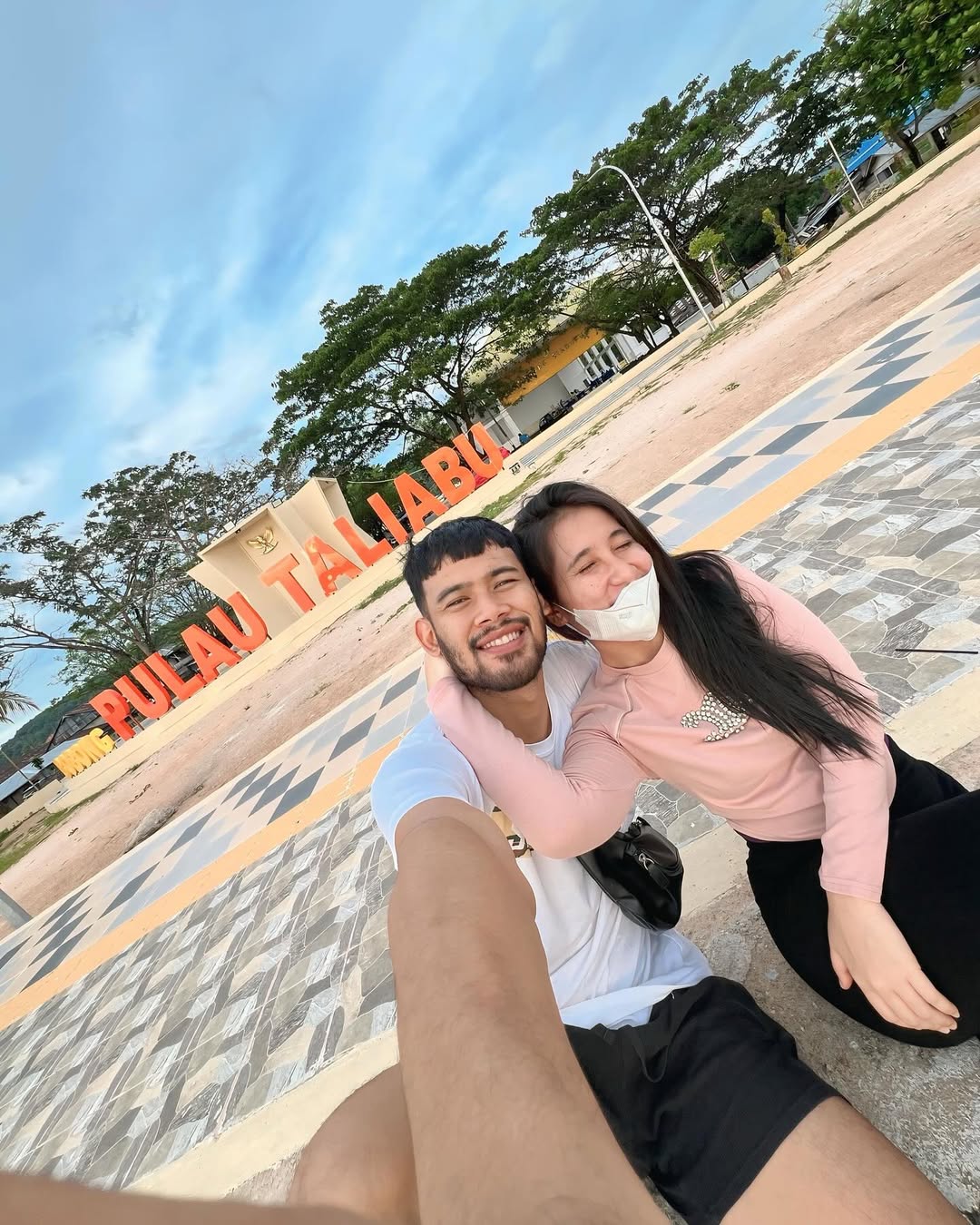 Untuk lelaki terbaik di dunia,suamiku.
Sebelumnya aku minta maaf jika selama bersamamu aku belum bisa jadi istri yang terbaik.
Maaf jika selama ini aku masih harus banyak belajar tentang bagaimana caranya mencukupkanmu,
Maaf jika selama ini aku masih seringkali membebanimu,
Aku tau di luar sana banyak perempuan yang lebih baik dari ku,
Tapi semoga kamu selalu tau bagaimana cara menjaga janji suci pernikahan kita,
Suamiku aku adalah perempuan sederhana yang jauh dari kata sempurna,
Aku adalah perempuan biasa yang banyak tak mampunya,aku adalah perempuan biasa yang banyak tak bisa nya
Tapi ketahuilah bahwa aku juga merupakan satu satu nya perempuan yang mencintaimu dengan segenap jiwa raga.
Kadang kadang aku seringkali menguji kesabaran mu,aku seringkali tak mengerti dirimu,aku selalu ingin dekat dirimu,terima kasih sudah menjadi lelaki yang tak hanya kuat tapi juga hebat,lelaki yang membuat ku percaya bahwa pernikahan tidak semenakutkan yang ku kira.
Barakallahu fii umrik, suamiku tercinta. Semoga usiamu selalu diberkahi dan segala impianmu tercapai. Aku akan selalu mendukungmu❤️😘