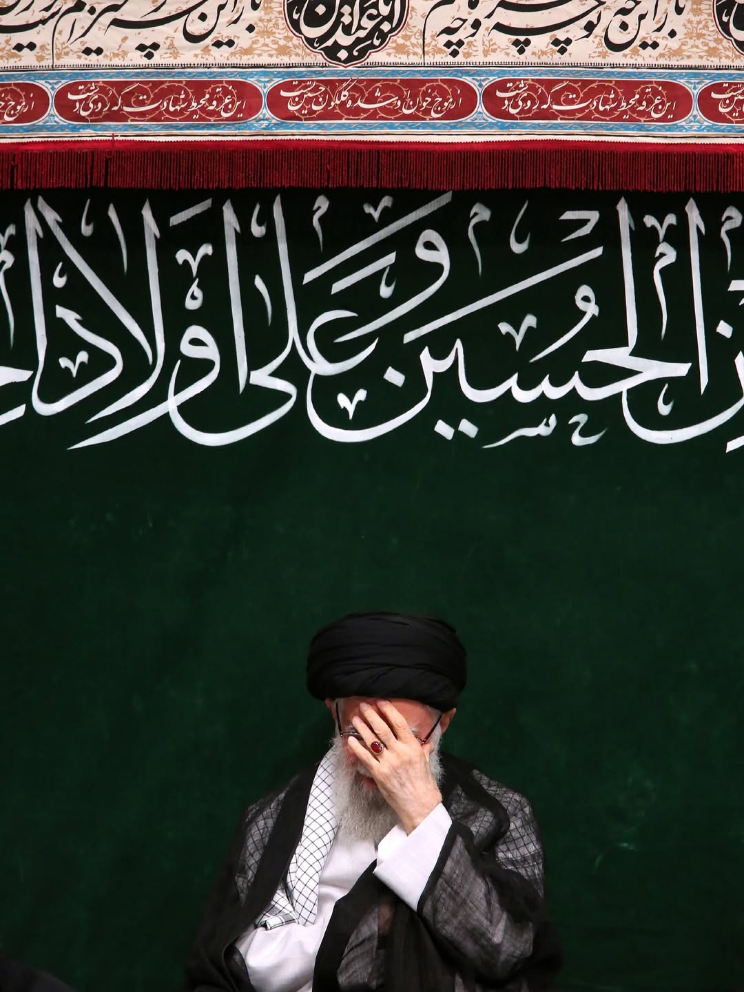  به اطلاع عموم شیفتگان و شیعیانِ ولایت مدار و عاشقان و عزادارانِ مکتبِ سرخِ عاشورا و ذلت گریزانِ ظلم ستیز و عاشوراییان شهید پرور مدرسه عشاقِ شهدِ شهادت میرساند ، متاسفانه مراسم عزاداری امسال بدلیلِ شرعيِ “ ترس کون “ بدون حضور رهبرشجاع مسلمین جهان در حسینیه ایشان برگزار میگردد ، باشد که این درس شجاعت و شهادت طلبی که میراث بزرگ آن رهبر فرزانه برای پیروان مکتب شجاعت حضرت امام خامنه ایی است در تاریخ مشعشع شیعه به خط خون نوشته شود .
دفتر مقام معظم رهبري واحد زير سطحي