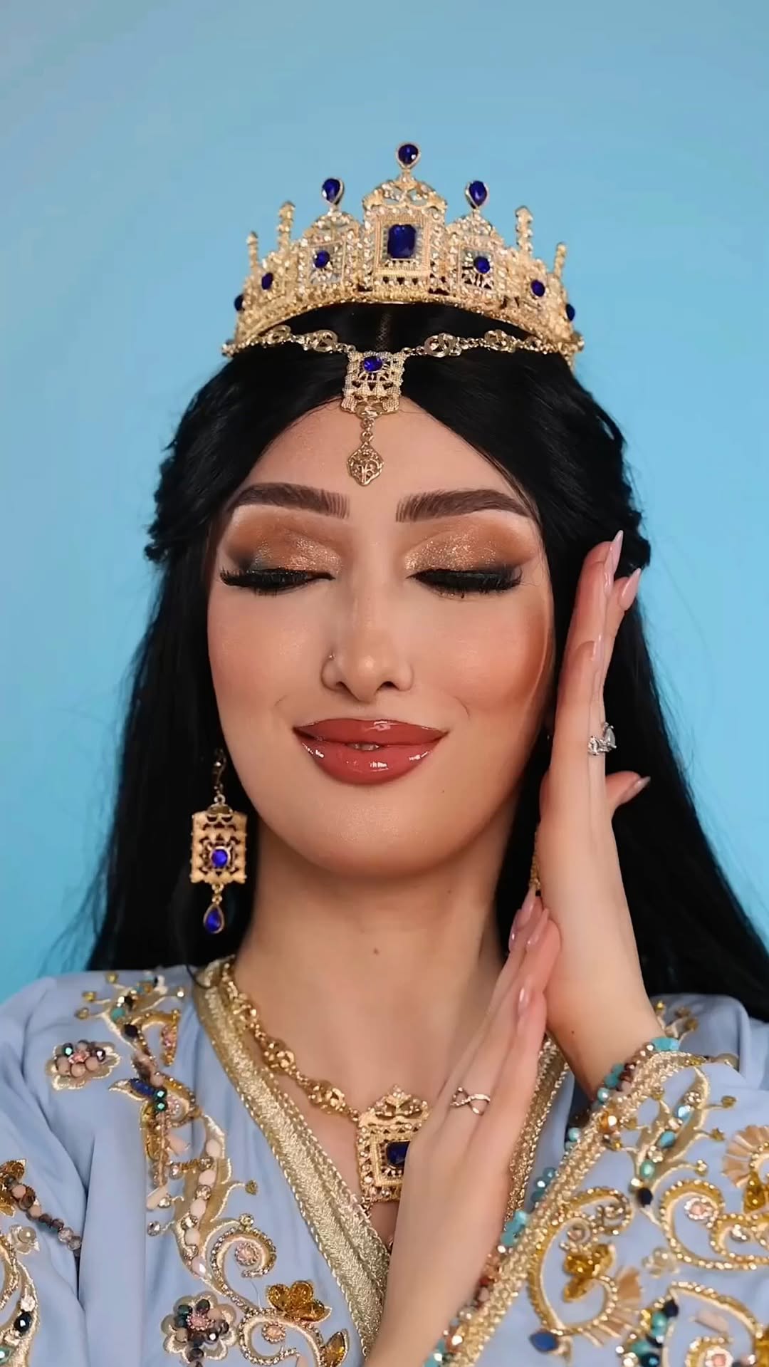  شو رايكم بِاللوك 🔥😍
مكياج المبدعة @nadjet_beauty
اكسسوارات + قفطان من عند
@machta_habilleuse_hayat