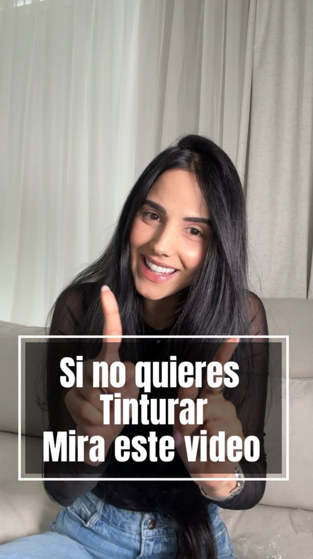 Quiero que vean todos los videos que he estado subiendo últimamente, porque cada uno tiene una intención clara y diferente.
El primero es para quienes quieren comenzar su transición capilar, especialmente si se han teñido el cabello y desean hacerlo de forma natural y saludable.
Y en este nuevo video, me enfoqué en las personas que no quieren teñirse, sino simplemente mantener y resaltar su color natural, sacándole el máximo provecho a su melena. Para eso, les presento los productos ideales:
Primero, la línea de lavado, que usamos con más frecuencia y que define la salud del cabello a largo plazo. ¡No se imaginan lo importante que es!
💖Luego tenemos Luminescence, nuestro desintoxicante capilar. Este producto hace un “reset” al cabello, eliminando residuos acumulados para que los demás tratamientos se absorban al máximo.
💧 Sunny es otro de los favoritos. Muchas ya lo aman porque ayuda con el frizz gracias a la capa impermeable que deja en la hebra. Lo que hay dentro de esta cajita… es una locura.
🌸 También está nuestro perfume capilar: no solo deja un olor delicioso, sino que da un toque de hidratación y no contiene alcohol, así que no reseca como otros perfumes capilares.
💎 Y por último, pero jamás menos importante… LUMINIQUE es nuestro aceite estrella, una bomba de nutrición que ha causado demasiada emoción. Ya muchos lo conocen, así que prefiero no decir mucho más… quiero que cuando llegue, lo vean por ustedes mismas. Porque sí: es una obra de arte.