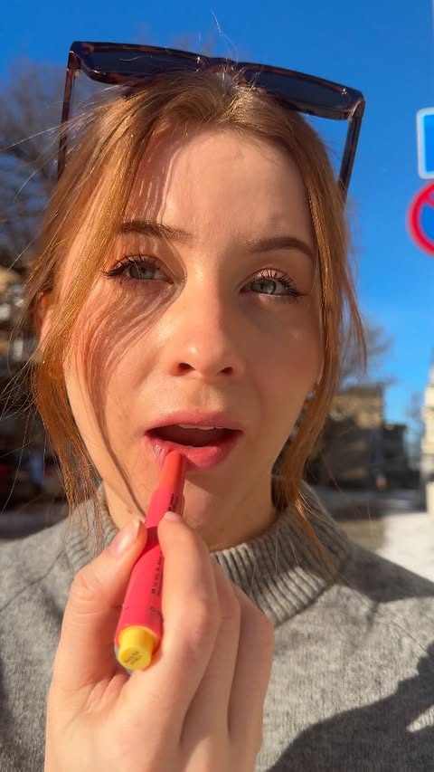 POV: You are my lip gloss and I never leave without you 💖 What product would you never leave the house without?
.
.
🔎: Waunt Smooth Like Butter Hydrating Lip Care (47180 - 47182)