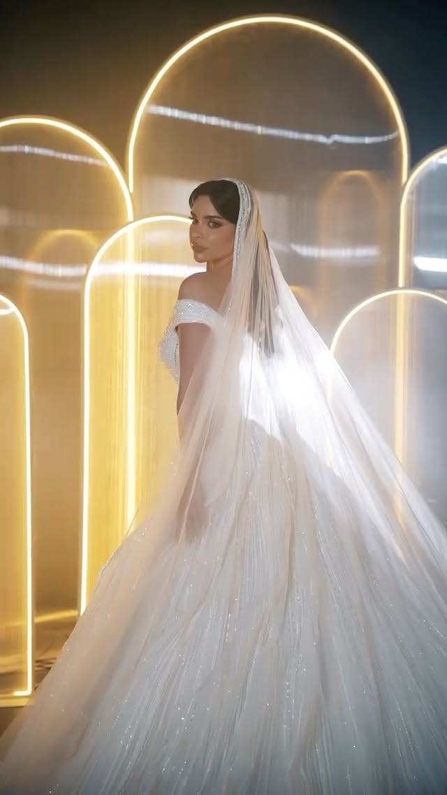 من كولكشن 2026🔥
فستان فانتظار ملكته الأولى 👑
جدايل أورجنزا، ولمعة سواروفسكي💎
From the 2026 Collection
Organza tresses and Swarovski sparkle — awaiting its first queen 👑✨
📲 Book your appointment and claim your bridal moment
📍 Shayma Fashion – Sharjah
0561120566