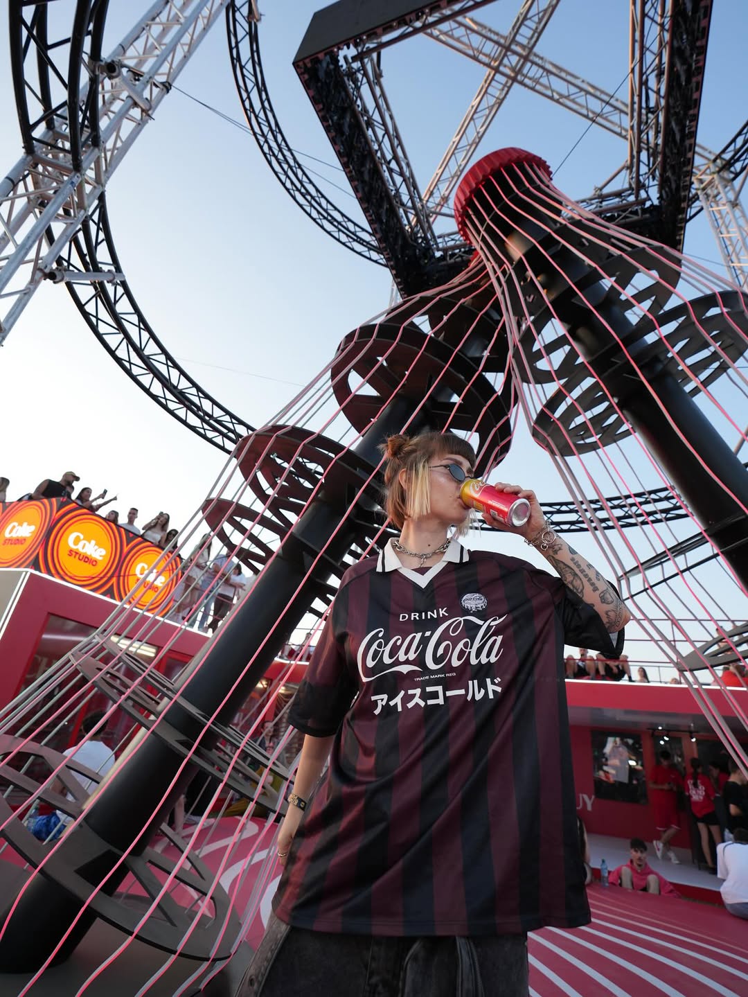 Vibe-ul e urmatorul: Facem muzica de rockstars, ascultam muzica de rockstars si ne distram ca rockstarii aici la cornerul Coke Studio de la Beach Please, unde va astept pe toti ❤️
#Ad #CokeStudio #RealMagic #CocaCola
