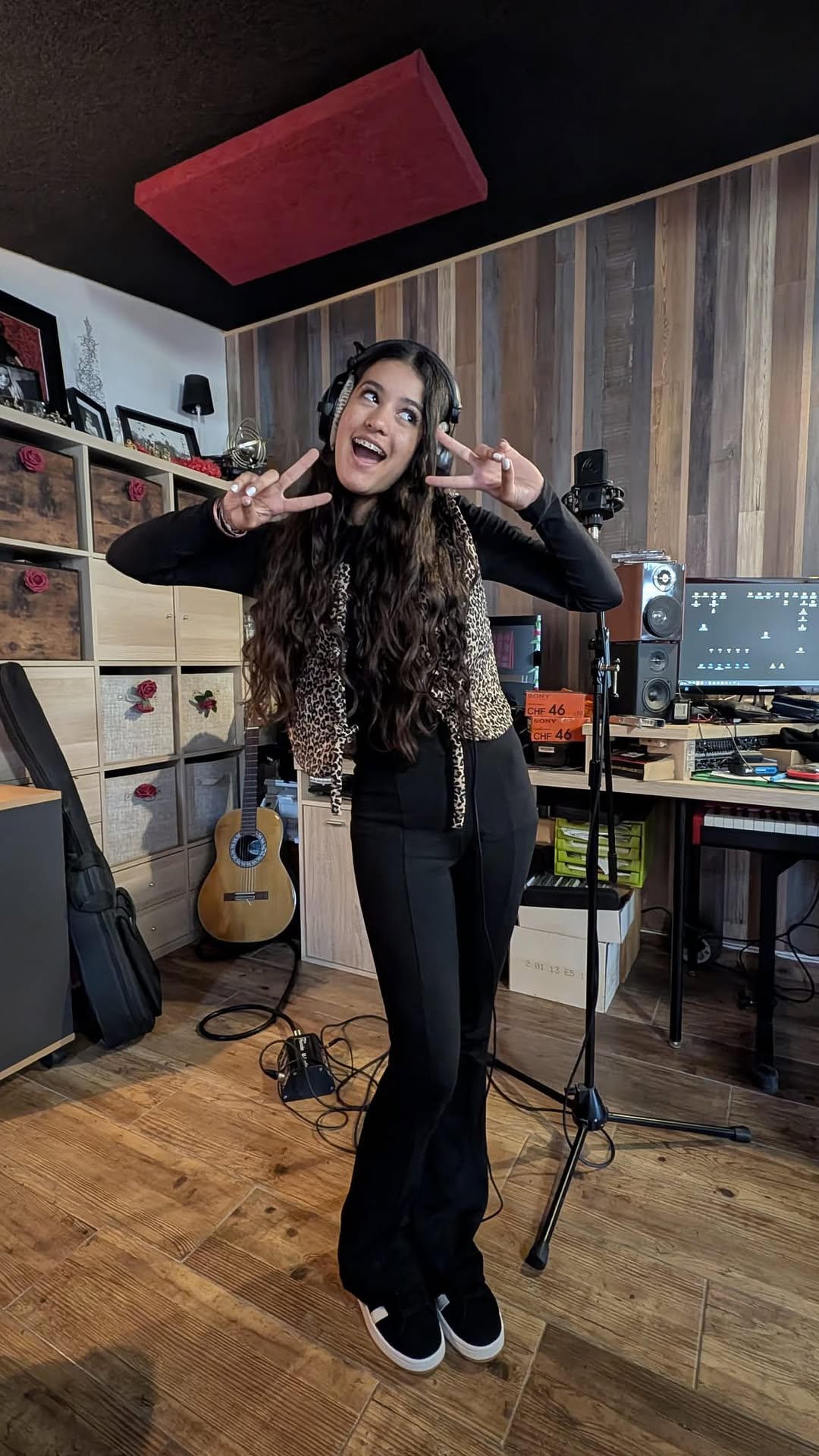 Quelques extraits du futur visualizer de mon titre « Tu me crois pas » 💜🤭
✍🏼Stéphane Larcan et Guez Maroussia
Et avec le soutien de Gaëlle Balat et ma prof de
chant @lisapalma66 💗
#pourtoi #foryou #passionnant #chansonfrancaise #single #tumecroispas #prochainsingle #2emesingle