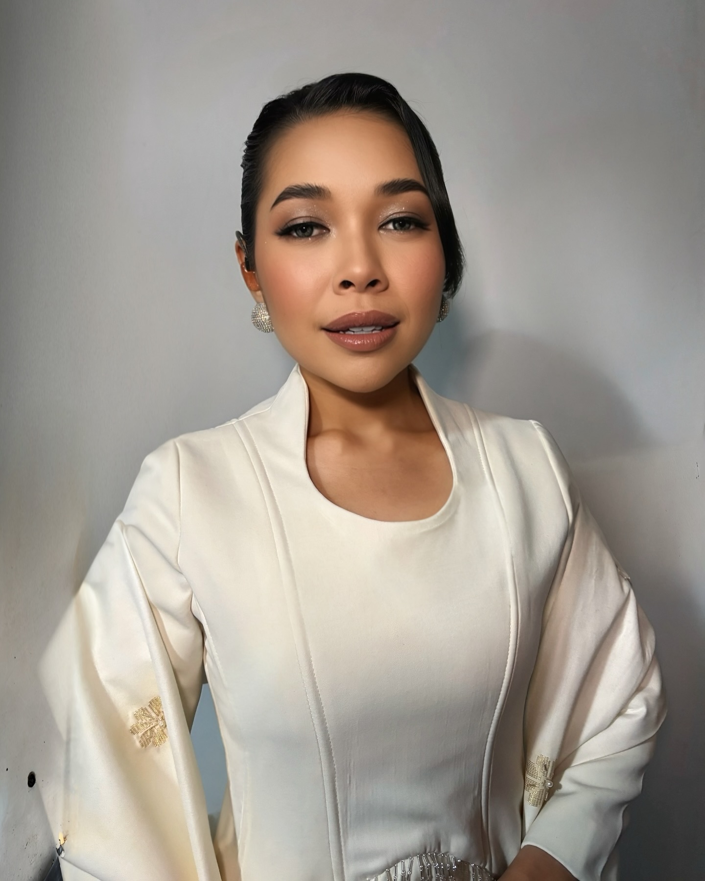 MANJUNG TEMASYA BUDAYA 🤍
Makeup & Hair by @mawar_sharif
Styled by @shahnizamhamid
Outfit by @galeriedarfa
#bukanlagikita