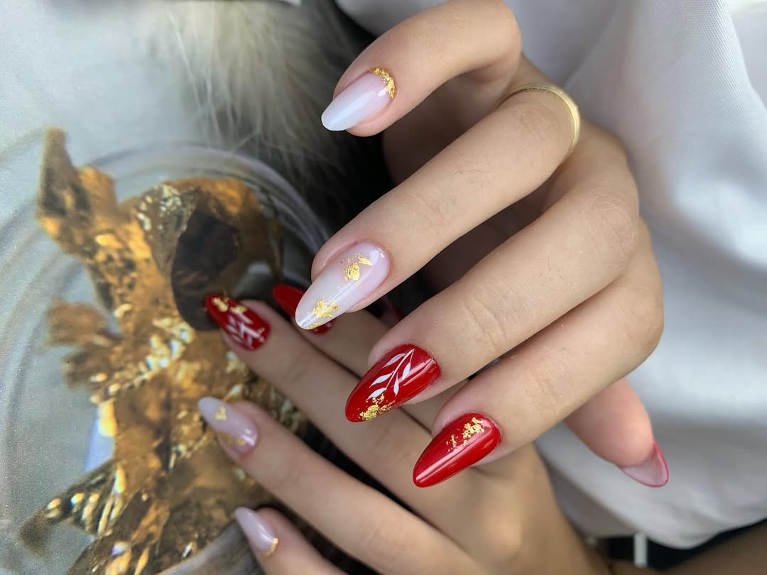 Unhas vermelhas com branco e dourado são uma combinação elegante, poderosa e sofisticada. 🤌🏽❤️🔥