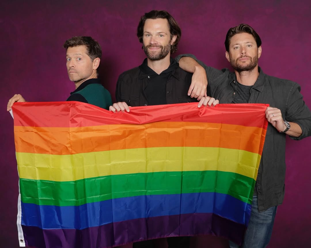 Don’t just survive these dark times—be strong, fight on, stay loud, stand proud! (And we’ll stand with you.) #HappyPride #SPNFamily #Pride
📸: @chrisschmelke