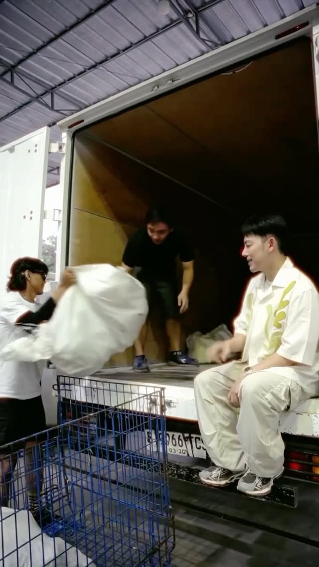 Nih buat yang penasaran kenapa paket @billysjogja bisa cepet sampenya ke kalian...
Seru banget karena kemarin sempet dpt kesempatan eksklusif buat ngeliat langsung proses pengiriman paket-paket kalian yang WOW bgt via SPX Express 🚀⚡
