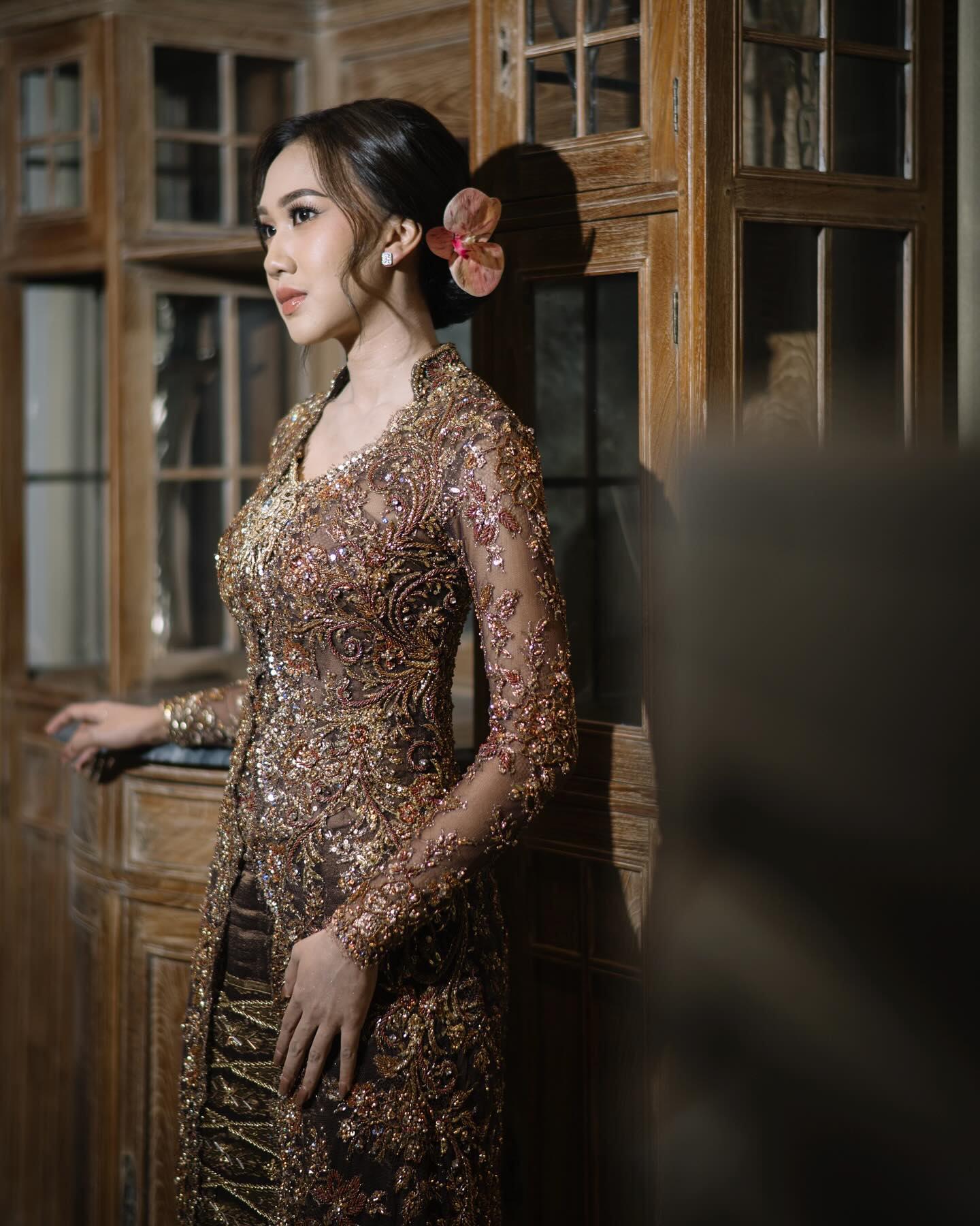 Ada yang tersembunyi di balik kebaya ini—
bordir payet halus yang membentuk siluet pantai,
tempat favorit kami saat sedang mencari tenang.
Kami simpan sedikit bayangannya di hari lamaran kami, agar ikut menjadi memori, menuju hari besar nanti. ❤️