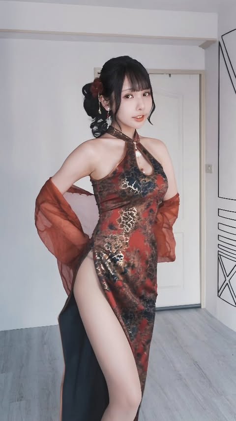 久違的提醒你
旗袍還有個代名詞叫依霜 沒忘記吧
-
舞感0 沒關係美感有100就好🙂↕️