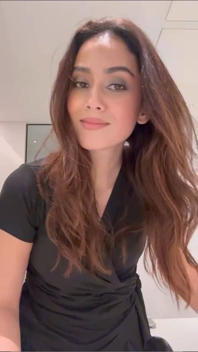 Makeup off, PM skincare on ⏰
There’s nothing better than winding down with my @akindbeauty constants before I go to bed.
This one’s a monsoon switch up to suit the super humid and greasy monsoon we are currently in the middle of.
Here I’ve used:
Fresh Start Oil Free Cleanser - with gluconolactone and witch hazel to keep the oiliness in check
Bounce Back Toner - with Japanese yuzu and centella to soothe the skin
Get Even Multi-Active Serum - with licorice root extract and salicylic acid to keep pores clear
On Cloud Nine Moisturiser - with probiotics and ceramides to seal it all in for a healthy barrier
Shop them all on Amazon now!
#Akind #AkindClub #GRWMira ##AmazonBeautyIndia