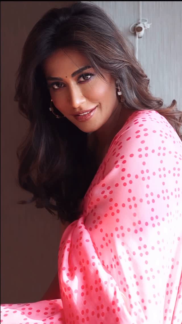🌸💕🎀💕
#parikrama press #feelingfilmy💗
Makeup @kaushikanu
Hair @annette.lepcha
Outfit @madzinlabel
Jewels @ishhaara @e3kjewelry rings & @aditi_bhatt earrings
Styled by @namrata.deepak
Team @kashishsinhaaa
Video credit : @ithink.iam.anuragmehra
