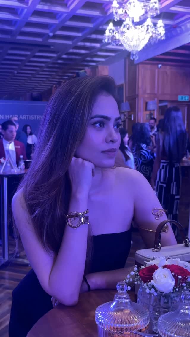 Flipping my hair is a must for the video 👩🏻🫣✨
#trendingreels #eventplanning #lifestylevlogger #glammakeuplooks #hairgoals #haircampaign #wellaprofessionals #hairendorsement #eventappreance #flauntyourhair #mallobikabanerjii #mallobikamj