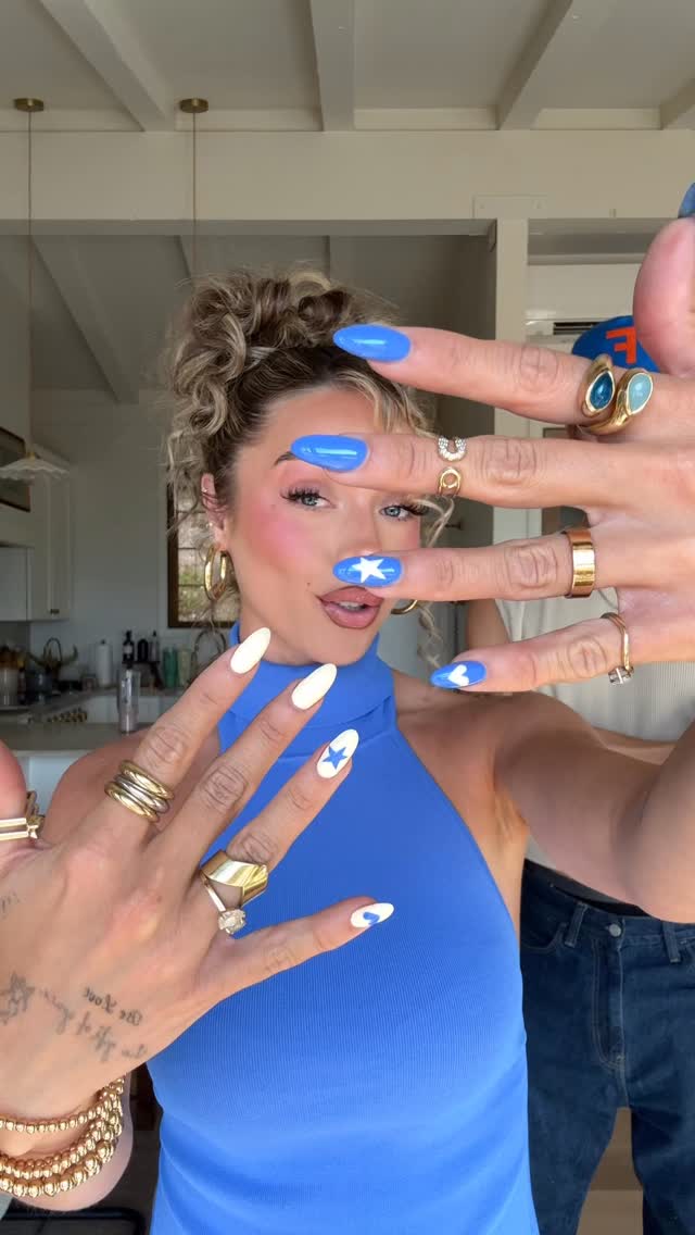 Mix matched star nails 🤝 @delaneychilds 🌟💙🍌 Banana Cream and Dazzle is the perfect summer combo >>>