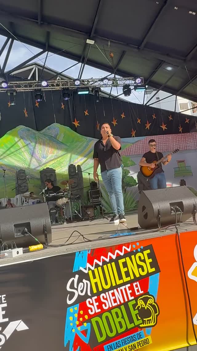 Mi gente de neiva, Gracias por abrirme las puertas y por permitirme ser parte del evento en San Pedro, una de las fiestas más especiales y representativas de nuestro departamento 🏮💃🏼🎶
Fue un honor enorme estar en tarima compartiendo mi música con tanta gente linda, llena de alegría y amor por nuestras raíces 🌾❤️
Gracias por cada aplauso, por cantar conmigo, por hacerme sentir en casa.
¡Nos vemos pronto, ! Esto apenas comienza 🚀🎵