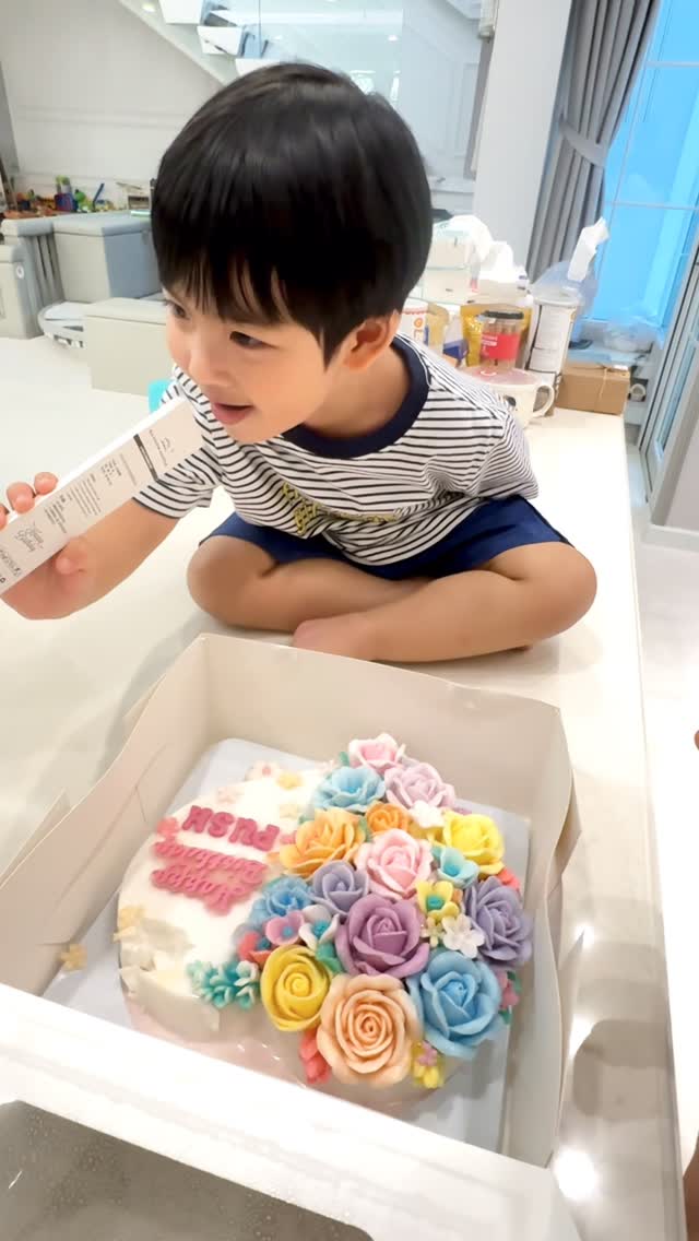 ศิลปินน้อยวัย 2 ขวบ กับกุหลาบของเค้า 🤣🌹
#พีร์เจ2ขวบ7เดือน #pjpjpitt2y7m