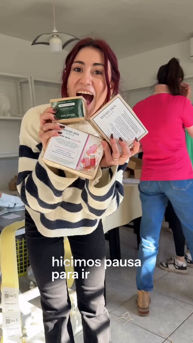 Un día emprendiendo conmigo mientras se nos viralizo un producto de @wsabi.skin 🥰
El video en cuestión fue de @caro.sayus y no puedo estar más agradecida! Sobretodo porque fue un video totalmente orgánico que me tomó totalmente de sorpresa! 🩷 su contenido es lo más!