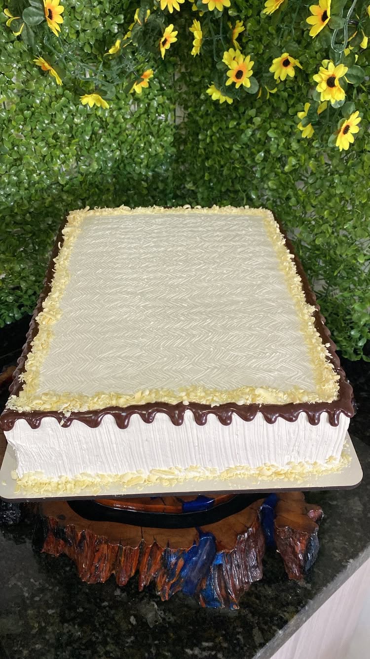 Bolo de corte retangular โค๏ธ
Massa chocolate e recheio dois amores ๐