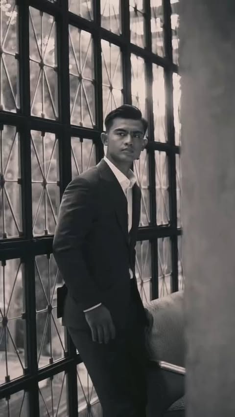 Stronger than you know
Fashion stylist @mrasep
Videographer @zaki_muhammad_
Makeup and hair stylist @bynikitavanessa
Location @littleleaguejakarta
Photographer @agumons
Wardrobe @iwantirta_batik | @wonghangtailor | @whitenoisefm | @othman_idn