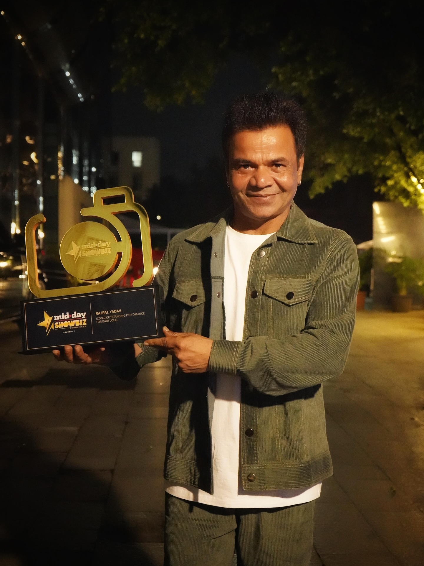 Baby John ne dil toh jeete hi, aur ab award bhi ✌🏻
Thank you @middayindia for the ‘Iconic Outstanding Performance’ award for Baby John ❤️🙏🏻
Love you all❤️
.
.
Outfit by - @twig_tie
Photographer - @wewake_photography_
PR team - @greenlight__media
.
.
#babyjohn #iconicoutstandingperformance #blessed #gratitude #achievement #awards #recognition #fyp #rajpalyadav