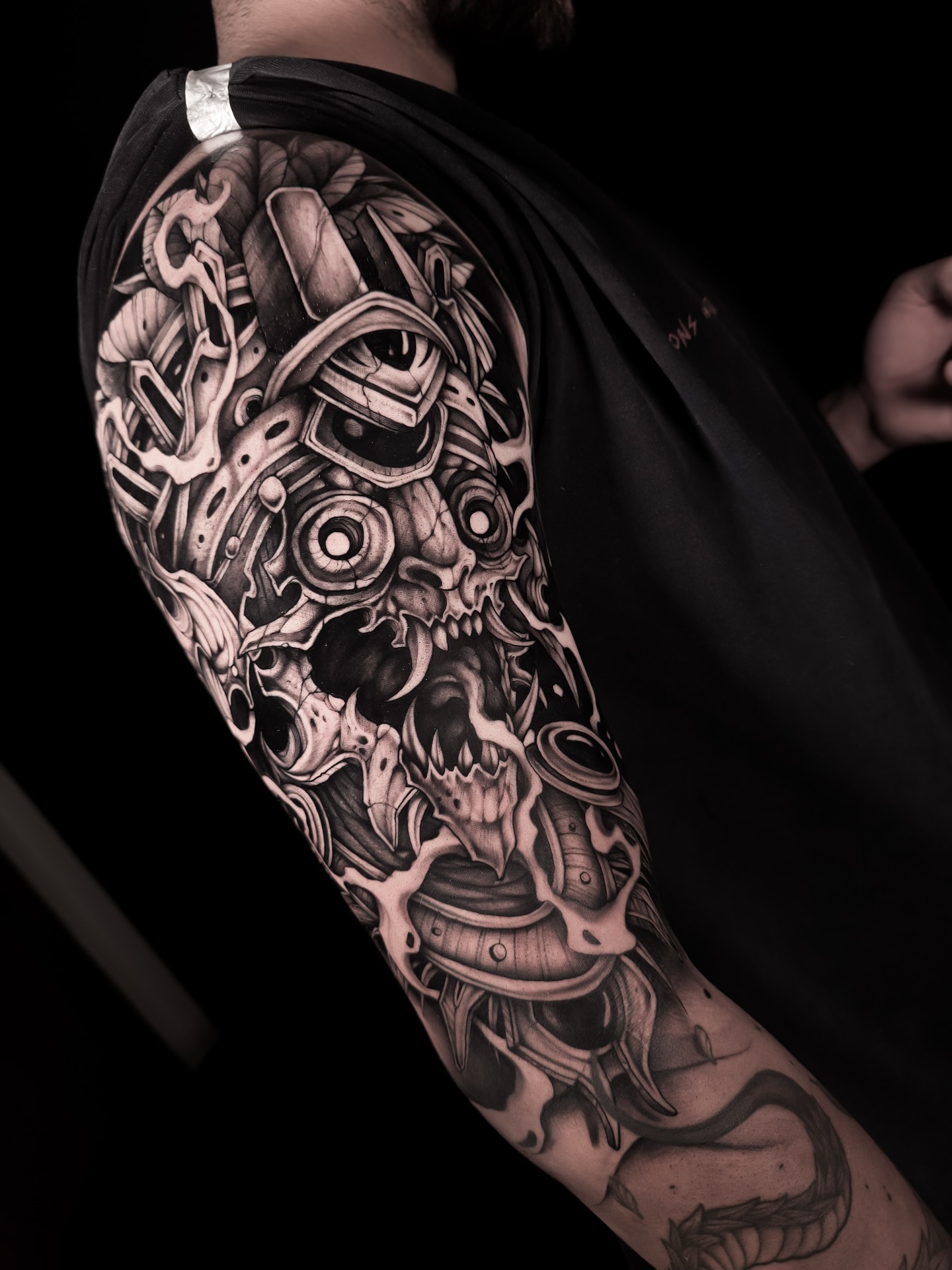 T L A L O C
muchas gracias por la confianza y el aguante 🔥🤘
@zitacartuchos @ouoglobal
.
#tattoos #blackworkerssubmission #tattoo #tattooink #tatuajes #tatuaje #ink #blackworktattoo #prehispanictattoo #tlaloc #prehispanico #virals #viraltattoo #horrortattoo #onlyblackwork #blacktattoo #tattooartist #tatuadoresmexicanos #blackworkers