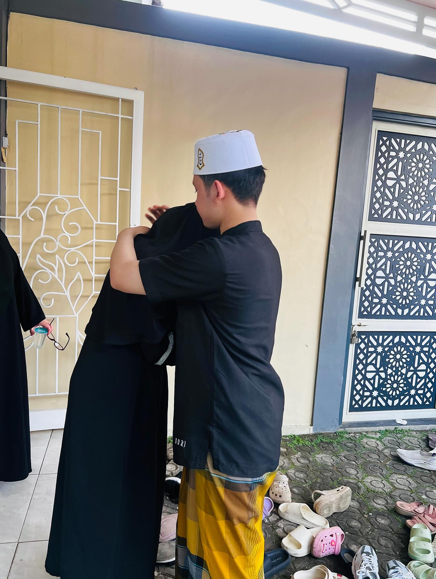 Bismillah aminah masuk pesantren
Adik yg selalu deket sama alwi,makan bareng,main bareng, ngaji bareng…
Setelah ini alwi pasti ngerasa kehilangan untuk sementara…
Tetep semangatt yaa menuntut ilmuu nya 🥺
Semoga Allah mudahkan belajarnya di pondok
حماسة يا أختي 🫶