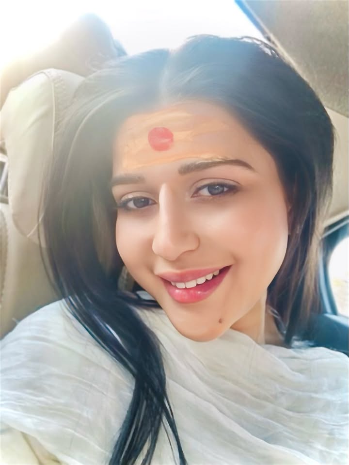 श्री शिवाय नमस्तुभ्यम्
.
.
.
#mishikkachaurasia #bhimasankar_jyotiling #shiva #bollywood #actress #maharashtra
