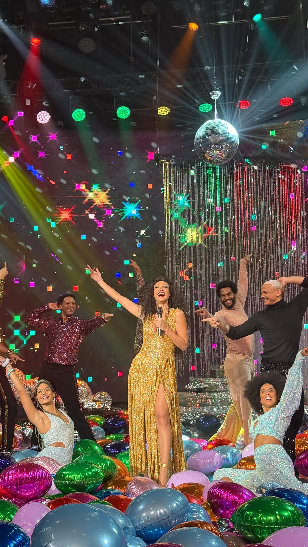 Celebrando o orgulho, @debranascimento dubla “I’m Coming Out”, de Diana Ross, na #BatalhadoLipSync do #Domingão. Virou baile!