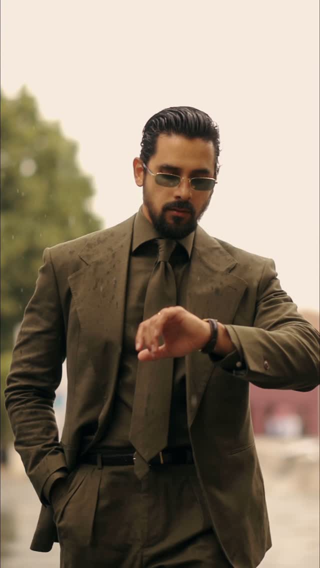 Elegance doesn’t hide in the rain. It stands out even more.
Suit @suitsvanilla
Camara @francalderonoficial
——————
La elegancia no se esconde cuando llueve. Se nota más.
#magnoscavo #mensfashion #modahombre #menwithclass #suitstyle