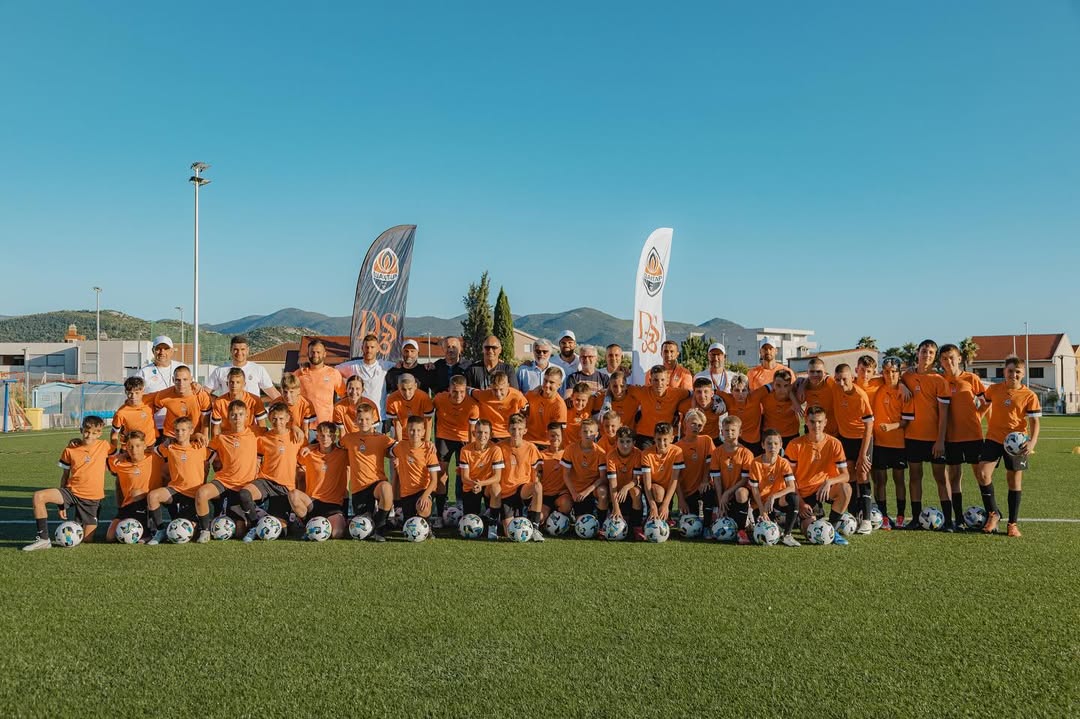Nova grupa na kampu već je marljivo započela s radom! ⚽️🟠🏃♂️
Zahvaljujemo našim dragim gostima na ponovnom dolasku i veselimo se nastavku druženja i nogometne priče. 🧡🖤
#ds33 #footballcamp #metković #kids #training