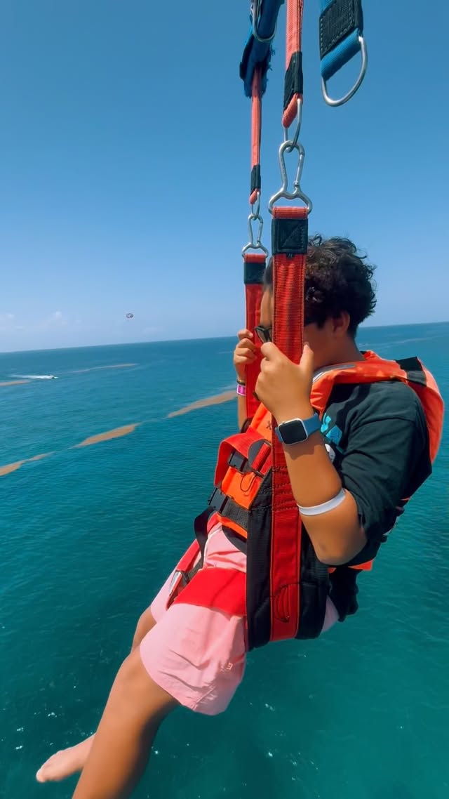 Yo era solo una piba de un barrio sin lujos,
con más sueños que certezas,
pero con un corazón dispuesto a creer que algo bueno me esperaba.
Hoy, poder vivir momentos de calidad con mi familia,
verlos reír, animarse, volar…
me llena el alma de gratitud.
Hicimos parasailing (paraxute), y al elevarme, las lágrimas comenzaron a caer.
No eran de miedo, eran de emoción.
De saber que los sueños, cuando se caminan con fe y trabajo, se hacen vida.
Agradezco los trabajos que nos permiten crear estos recuerdos.
Y deseo, de corazón, que vos también te animes.
Porque la vida no espera…
y el cielo, a veces, empieza más cerca de lo que pensamos.
@xcaretpark @vonaeorg
.
.
.
.
#valeriaestradamusic #momentosquemarcan #familyfirst #gratitudprofunda #qualitytime #vivirsueños #familiaesbendición #parasaborear #thankfulheart #recuerdosqueduran #blessedtogether #emocionverdadera #gratefulmoments #volandoalto #memoriasqueinspiran #faithandfamily #detallesquecuran #diosessiemprefiel #breathebelievefly #presenteconpropósito #vidaquesevive #instareels #argentinosporelmundo #musicacristiana #xcaretméxico #mexicolindoyquerido #parasailing #paraxute #rivieramaya