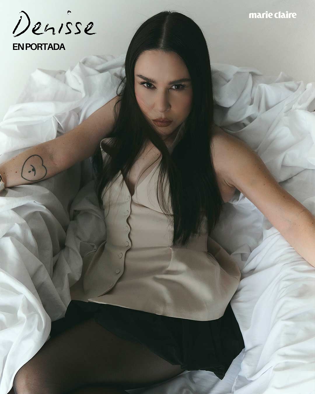 @denisseguerreroofficial regresa, y no solo al escenario: vuelve a sí misma.
Después de un silencio necesario, la voz de Belanova vuelve a sonar con fuerza, pero también con calma. En nuestra nueva portada, Denisse nos comparte cómo se desconectó del mundo para reencontrarse con su esencia, cómo vivió la inesperada resurrección de
#RosaPastel y cómo entendió, desde la gratitud, que “la música le hace bien”. “Vi a la vida hablándome… y en ese agradecimiento me encontré siendo feliz en un escenario”, confiesa.
Hoy, más que una fantasía pop, Denisse es una artista que se reconoce vulnerable, libre y
con el corazón dispuesto a seguir su instinto. Porque sí: todavía hay mucho por cantar.
Encuentra la entrevista completa en la edición impresa de Julio-agosto o en marieclaire.com.mx
#DenisseGuerreroesMarieClaire
Créditos:
Director editorial y realización: @gerardangulo
Fotografía: @_chrisstoper
Maquillaje: @soygiolozano
Hair: @alexarizmendyhairstyle
Asistente de moda: @michortizand y @axlwearru
Entrevista: @annabrennda
Producción: @_yulietd