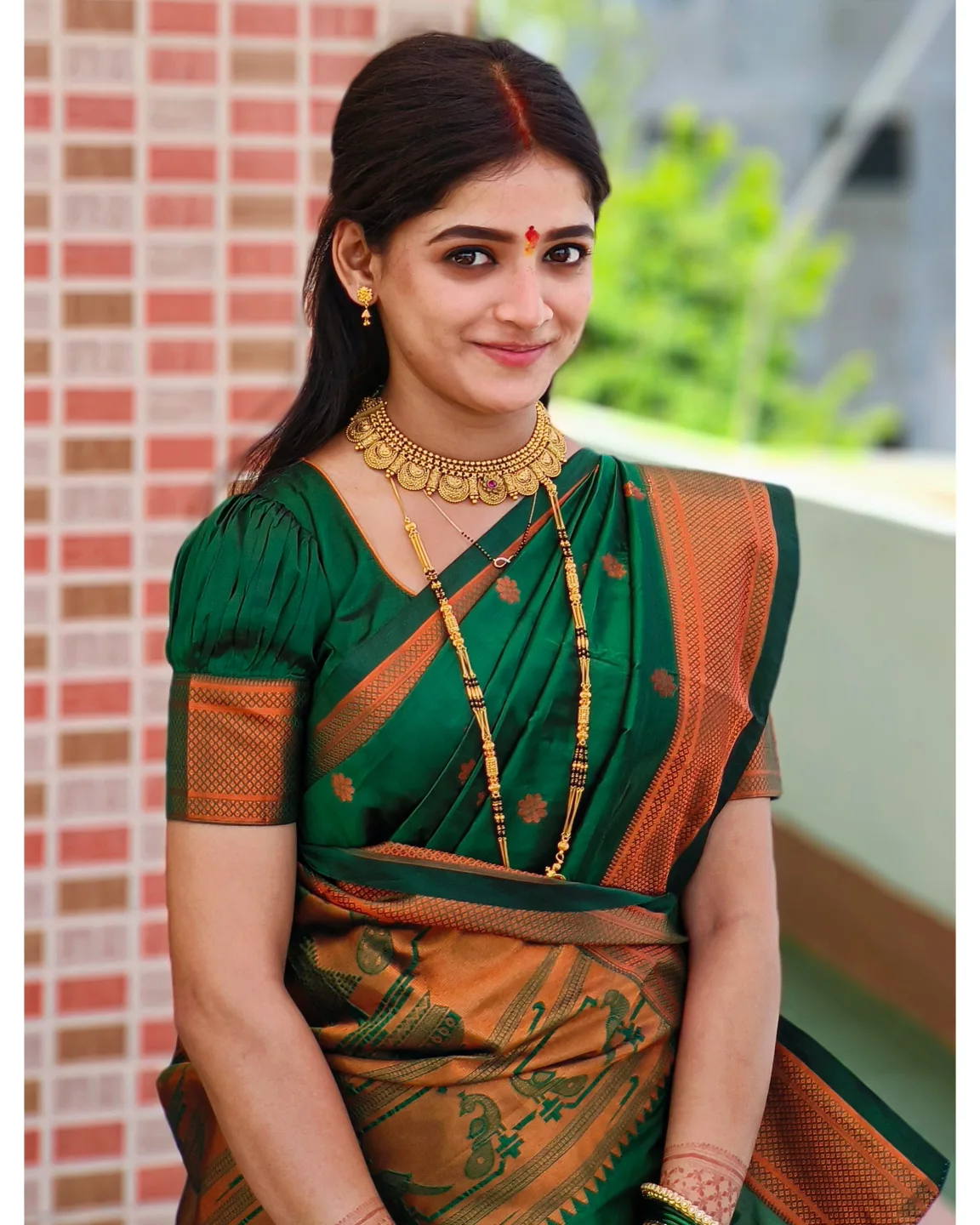 🥰
.
.
#sharayusonawane #paaru #smile #happymood #pandharpur #village #saj #maharashtrian #indiangirl #ᴍᴀʀᴀᴛʜɪᴍᴜʟɢɪ #rituals #sakhu #weddingdays #memories #myplace #indianculture #sareelove #greenlove #staypositive #love #hubbylove #staytogether #instagramhub #zeemarathi