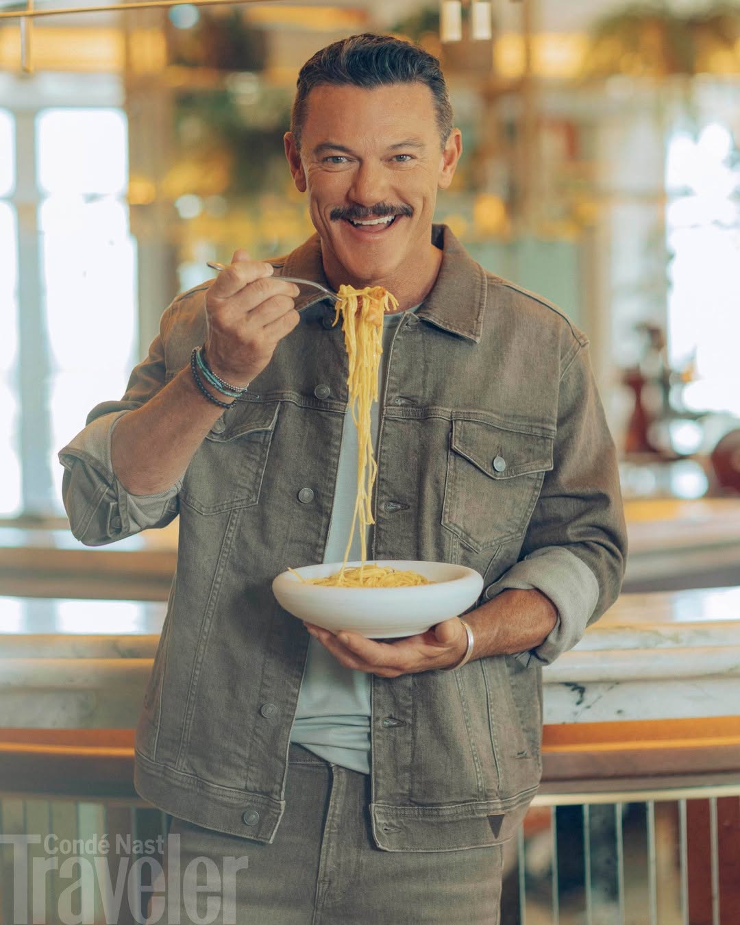 Almorzamos con el actor Luke Evans en Dani Brasserie, en el Four Seasons Madrid. Dale al play para descubrir qué es lo que más le gusta de España, qué es lo más raro que ha comido en alguno de sus viajes y qué plato de su infancia era su favorito ❤️
🔗 Lee el artículo completo en el link en la bio
Redacción: Clara Laguna (@clara_laguna)
Dirigido por Ismael Gimenez (@modernetta)
Producción: Aina Gallardo
Dirección de fotografía: Marta Berzal
Sonido: Julián Vaquera
Estilismo: Juan Luis Ascanio
Maquillaje y peluquería: Maryorie Ticse (@pro_ticse) y María Aguilar
Edición: Nacho Milán
Supervisión de postproducción: Ismael Gimenez (@modernetta)
Talent manager: Elena Alba (@elenaalbafer)
Creative Optimisation Lead (Spain): David Fernández
Supervising Producer (Spain): Sara Ramos
Head of Video Strategy & Operations (Spain): Marcos Chamizo (@emece_________)
Head of Editorial Content (Condé Nast Traveler Spain): David Moralejo (@dmoralejo)
Localización: Four Seasons Madrid (@fsmadrid)