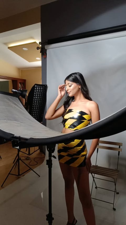 Behind the scenes of a conceptual shoot ⚠️
Pictures will be out soon!
.
Shot by - @studiomaitri.portraits
MUA - @shobhabg_makeover
Hair artist - @sandhyamakeover111
.
.
#conceptualshoot #bts #process #cautiontape #tapedress #photoshoot