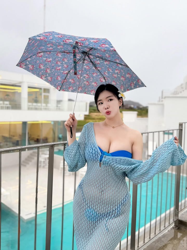 사진에 보이는것보다 비가 많이 옵니다☔️😂
야외 풀빌라 인데 비가 와버림 ,,시원해서 오히려 좋아~~💦💦
스토리에 잠깐 올렸는데도 요 비키니 다들 이쁘다구 난리..😍
신상으로 업뎃 예정이에요!! 이번 여름은 이거다🔥
🏠 @coraltree__official
👙 @yespecially_official
#코랄트리풀빌라 #포항풀빌라 #예스페셜리