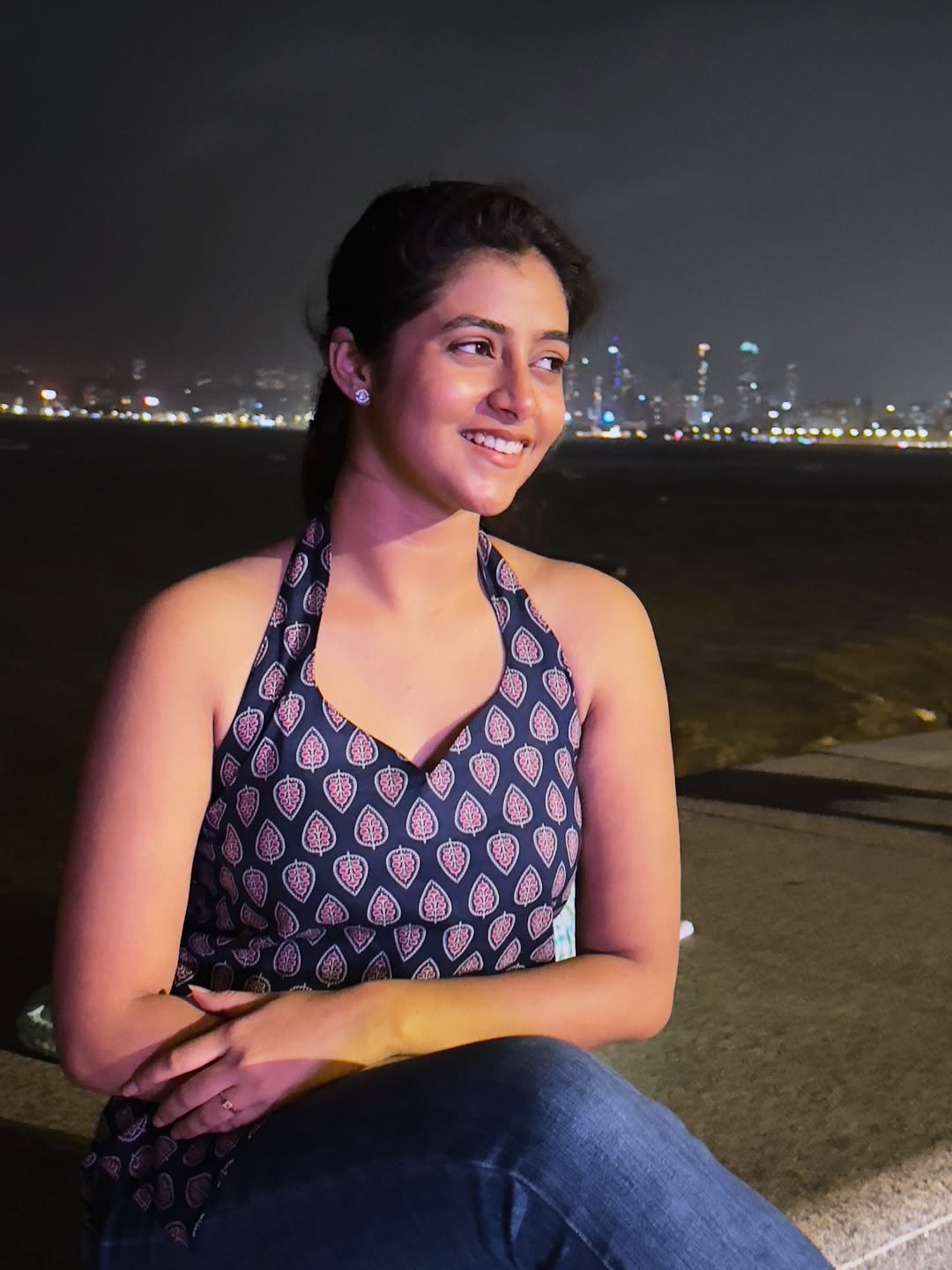 Dil ki har baat, samandar ke paas aake halki lagti hai♥️.#MarineDrive #MumbaiDiaries #CityOfDreams #SeasideVibes #insta #pictureoftheday #instagram. Dress 👗: @desidrips_