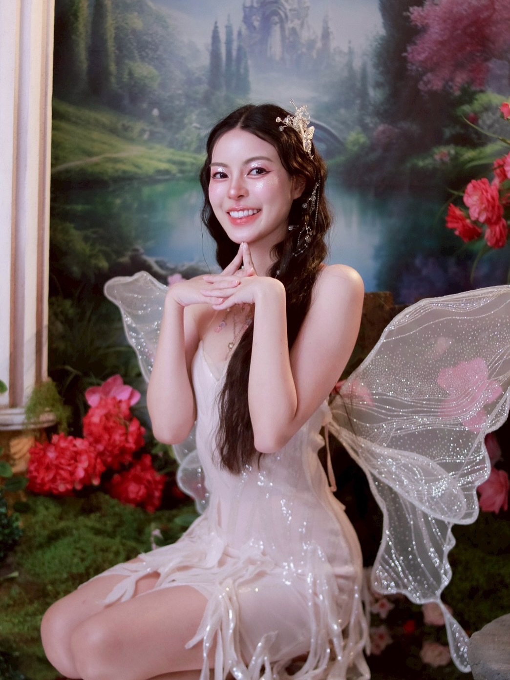 🩷🤍🪄✨
มาเสกความสุขให้แฟนคลับที่น่ารักของหนูทุกคน อิอิ
Half sugar, half spell 100% fairy trouble. She’s made of glitter storms and whispered wishes🪄✨
🧝🏻♀️🎀💫🌻🧚🏼♀️🌙🧺