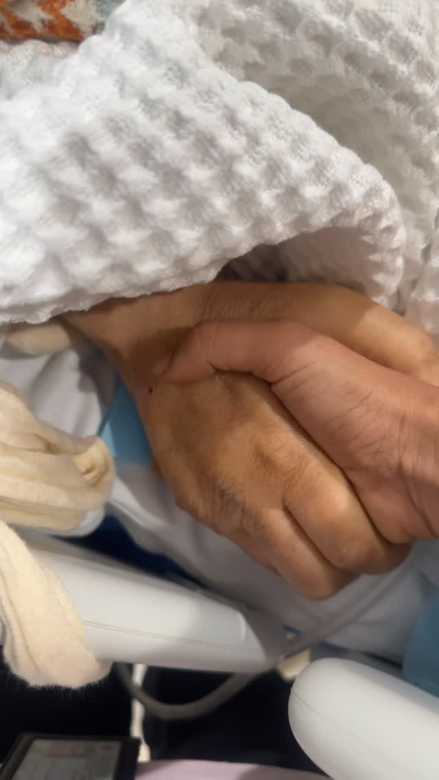 دعواتكم للوالد محتاج دعائكم الله يشافيه ويعافيه ويطول بعمره ويشافي مرضانا ومرضى المسلمين ومرضى العالم اجمعين 🩶