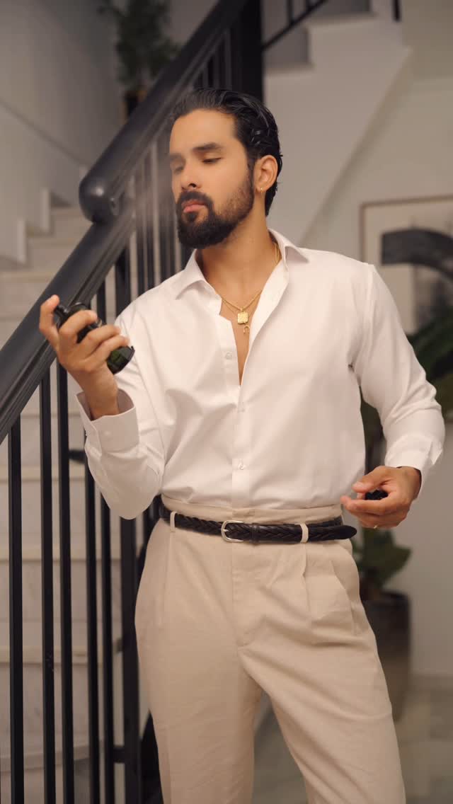 Epic finish. 🤩 description: 👇🏼 A smart casual look that refreshes the usual neutral palette. I’m wearing a light green jacket fresh yet sophisticated paired with beige pleated pants, an open white shirt, and two-tone loafers that add a refined, eye catching touch.
Did you know those metal collar stays go inside the shirt collar to keep it firm and polished?
The pants are Irish linen, high-waisted without a waistband, paired with a 3 cm braided belt for a relaxed yet stylish vibe.
A vintage watch with a light green strap matches the jacket a minimalist, elegant design with a wide lapel that balances the look.
Clear lens sunglasses and a fresh perfume complete this outfit designed to stand out while keeping a classy presence.
#grwm #smartcasual #mensstyle #menswear #elegantoutfit #outfitoftheday #dapperstyle #mensfashion #summerlook #asmr
——————
🇪🇸 Final épico. 🤩
Un Get Ready With Me diferente con un look smart casual que rompe la rutina de colores neutros. Hoy llevo chaqueta verde claro, fresca y sofisticada, combinada con pantalones beige de pinza, camisa blanca abierta y mocasines bicolor que aportan un toque refinado y llamativo.
¿Sabías que esas ballenas metálicas van dentro del cuello para darle firmeza y un acabado pulido?
El pantalón es de lino irlandés, tiro alto sin pretina, con cinturón trenzado de 3 cm que suma estilo relajado.
Reloj vintage con correa verde claro a juego con la americana, minimalista y elegante, con solapa ancha para equilibrar el look.
Gafas de sol con cristal claro y perfume fresco completan un outfit pensado para destacar sin perder porte.
