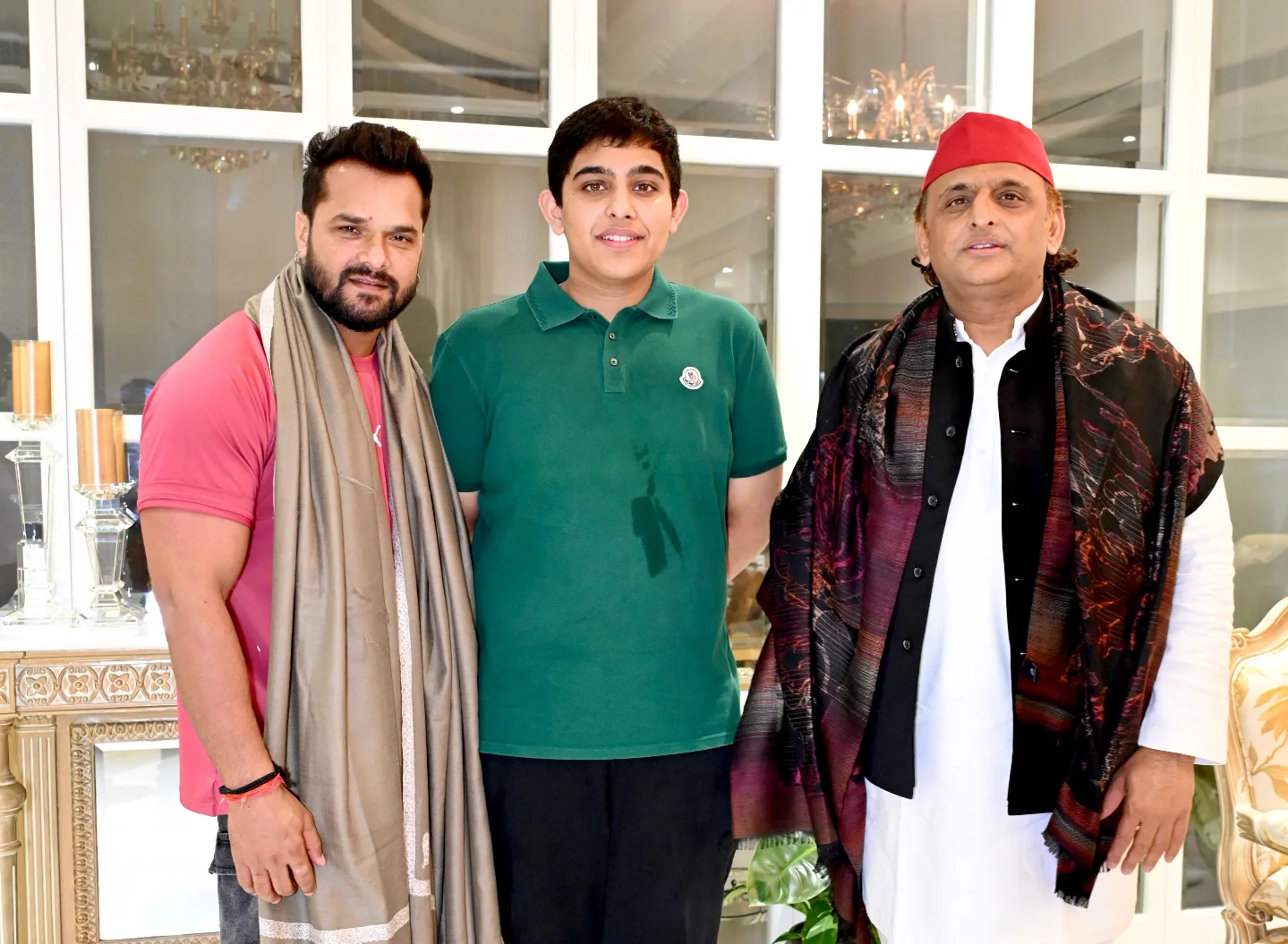 आज पहली बार अखिलेश भईया के बेटे, हमारे नन्हें अर्जुन से मिला, जिसने दिल छू लिया... नाम भले ही अर्जुन है, पर भाव और संस्कार श्री कृष्ण वाली!
जिस घर में तीन दशक से भी ज़्यादा समय तक देश और प्रदेश की राजनीति की धारा को मोड़ने वाले नेताजी स्वर्गीय मुलायम सिंह यादव जी ने नेतृत्व किया हो, उस घर के बच्चे में ऐसी विनम्रता और तहज़ीब देख के मन गर्व से भर गया।
अर्जुन हमारे बड़े भईया श्री अखिलेश यादव जी के सुपुत्र हैं। अखिलेश भईया को दिल से बधाई देता हूँ। आपने एक ऐसे बेटे को दिशा दी है, जिसमें संस्कार भी है और सोच भी। मेरे और हमारे समस्त भोजपुरी समाज की ओर से अर्जुन बाबू को ढेर सारा स्नेह और आशीर्वाद।
कह नहीं सकता ये छोटा बच्चा आज दिल में क्या असर छोड़ गया… लेकिन एक बात तय है, उत्तर प्रदेश का आने वाला "कल" बहुत सुनहरा है।❤️🧿